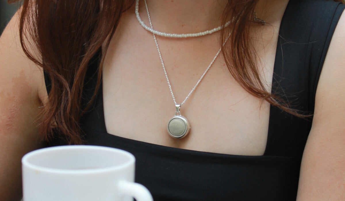 Mujer usando ALARA como collar.