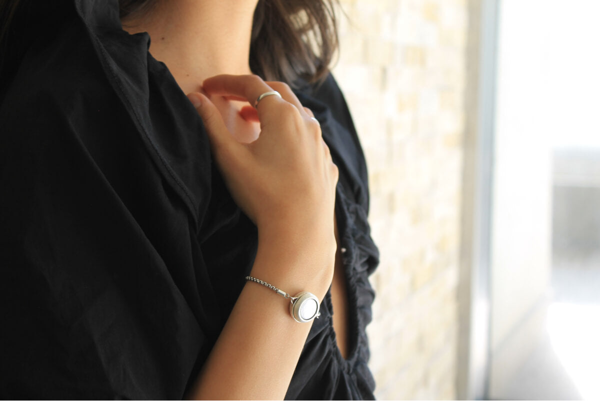 Mujer usando ALARA como pulsera.