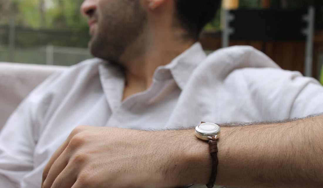 Hombre usando ALARA con una pulsera de eco-cuero.